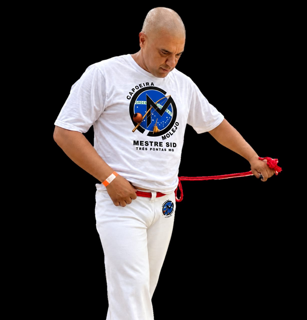 Mestre Sid com a camiseta do grupo, segurando a corda vermelha de mestre