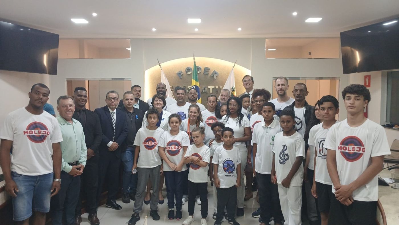 Alunos, professores e vereadores reunidos no plenário da Câmara Municipal de Três Pontas