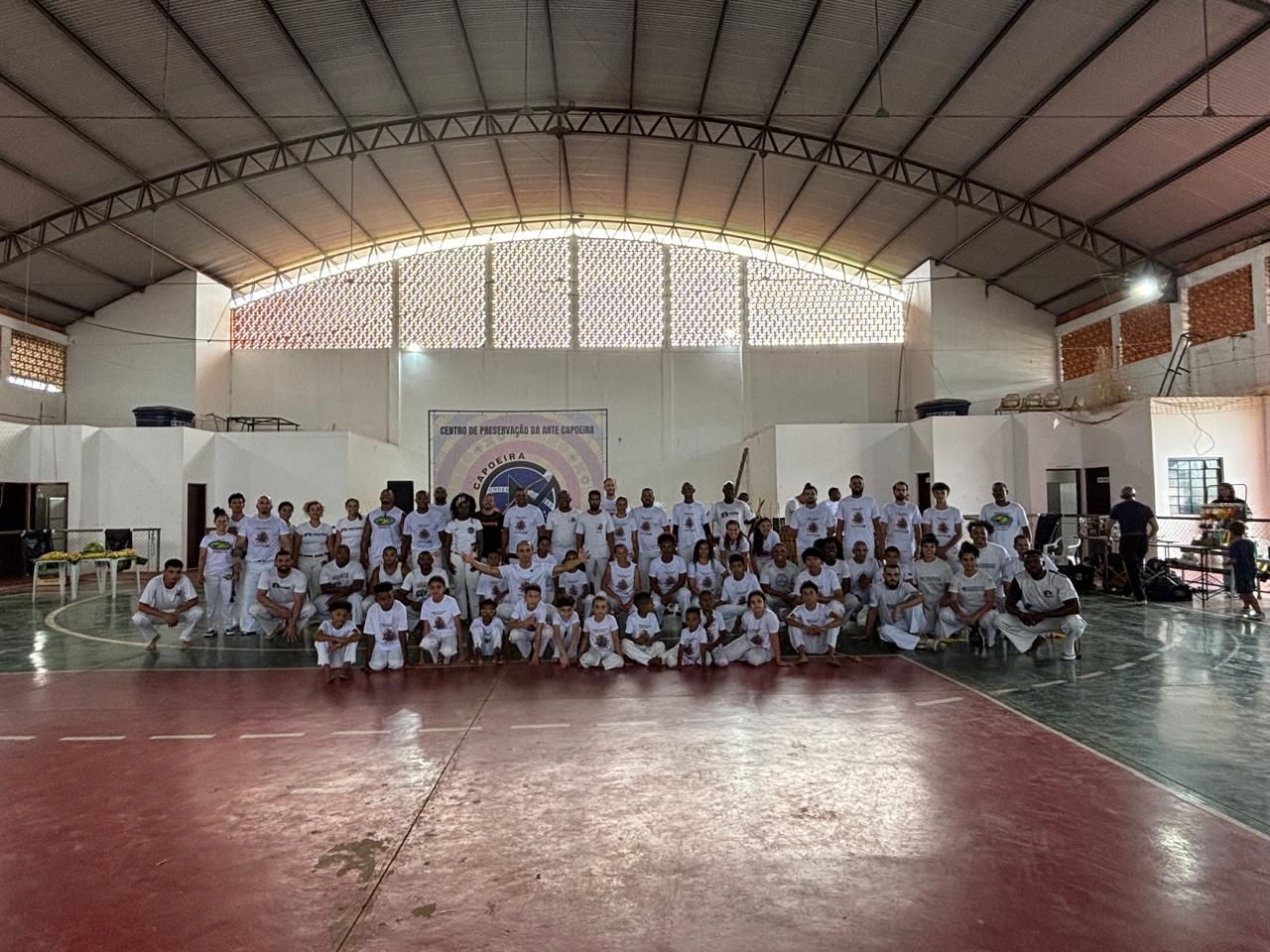 Capoeiristas reunidos no batizado de 2026