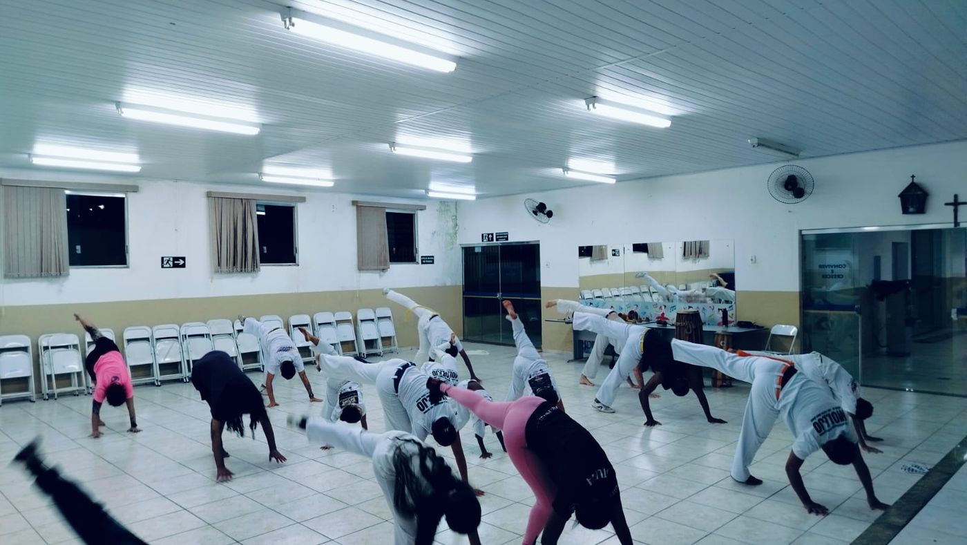 Alunos fazendo aú durante o treino no Clube Conviver e Crescer