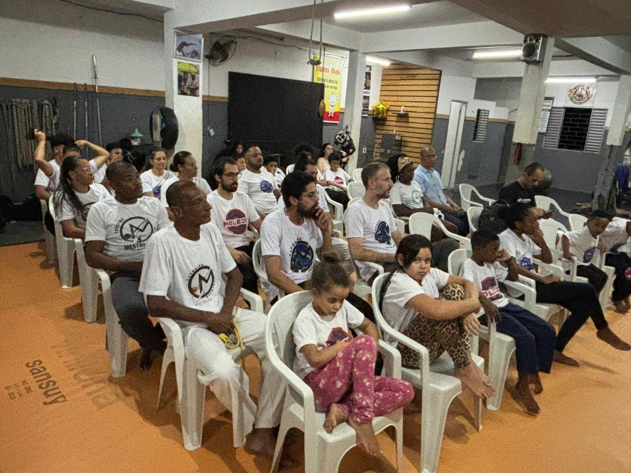 Alunos e famílias assistindo ao curso sobre africanidades